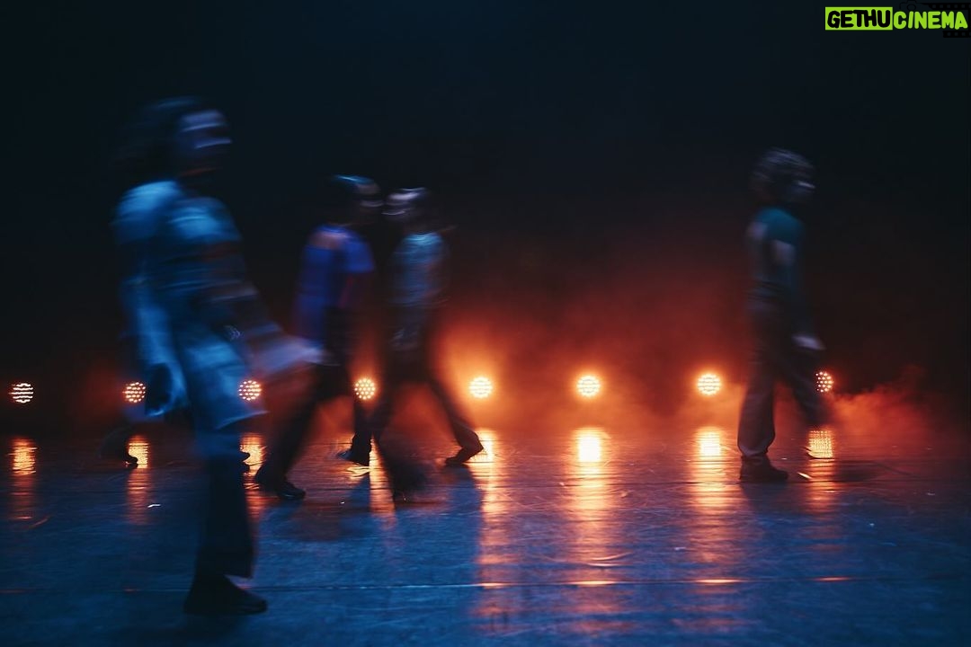 Helena Caldeira Instagram - HOMO SACER Hoje às 18h no Cine Teatro Louletano Fotos : @filipeferreiraphoto Encenação, dramaturgia e texto | Maria Gil e Teresa V. Vaz Criação e interpretação | Afonso Viriato, Helena Caldeira, Kali Musa, Miguel Ponte, Teresa Manjua, Vasco Lello Curadoria teórica e apoio dramatúrgico | Ana Rita Alves Música original | Nuno Preto e Samuel Martins Coelho Sonoplastia | Maria Gil e Teresa V. Vaz Desenho de luz e operação técnica | Manuel Abrantes Espaço cénico | Daniela Cardante Figurinos | Isabel Brissos Direção de produção | Bestiário Apoio à direção de produção | Bruno Esteves Produção executiva | Diana Almeida Vídeo | Rafael Fonseca Fotografia e teaser | Bruno Simão Assessoria de comunicação | Helena Marteleira Coprodução | Casa da Cultura de Ílhavo - 23 Milhas, Teatro Municipal de Bragança, Teatro Nacional D. Maria II, Teatro Viriato Acolhimentos | Cine Teatro Curvo Semedo, Cine Teatro de Elvas, Cine Teatro de Serpa, Mákina de Cena - Festival Contrapeso e Cine Teatro Louletano Residências de coprodução | Casa da Cultura de Ílhavo - 23 Milhas, O Espaço do Tempo, Teatro Viriato Residências | DeVIR CAPa Apoios financeiros | Câmara Municipal de Lisboa | República Portuguesa - Cultura I DGARTES – Direção-Geral das Artes Apoios | Bestiário (editora), CoffeePaste, Gerador, Pólo Cultural das Gaivotas Espetáculo apoiado por Casa da Cultura de Ílhavo - 23 Milhas, Teatro Municipal de Bragança, Teatro Nacional D. Maria II, Teatro Viriato, O Espaço do Tempo, DeVIR CAPa, Câmara Municipal de Lisboa e República Portuguesa - Cultura I DGARTES – Direção-Geral das Artes Loulé
