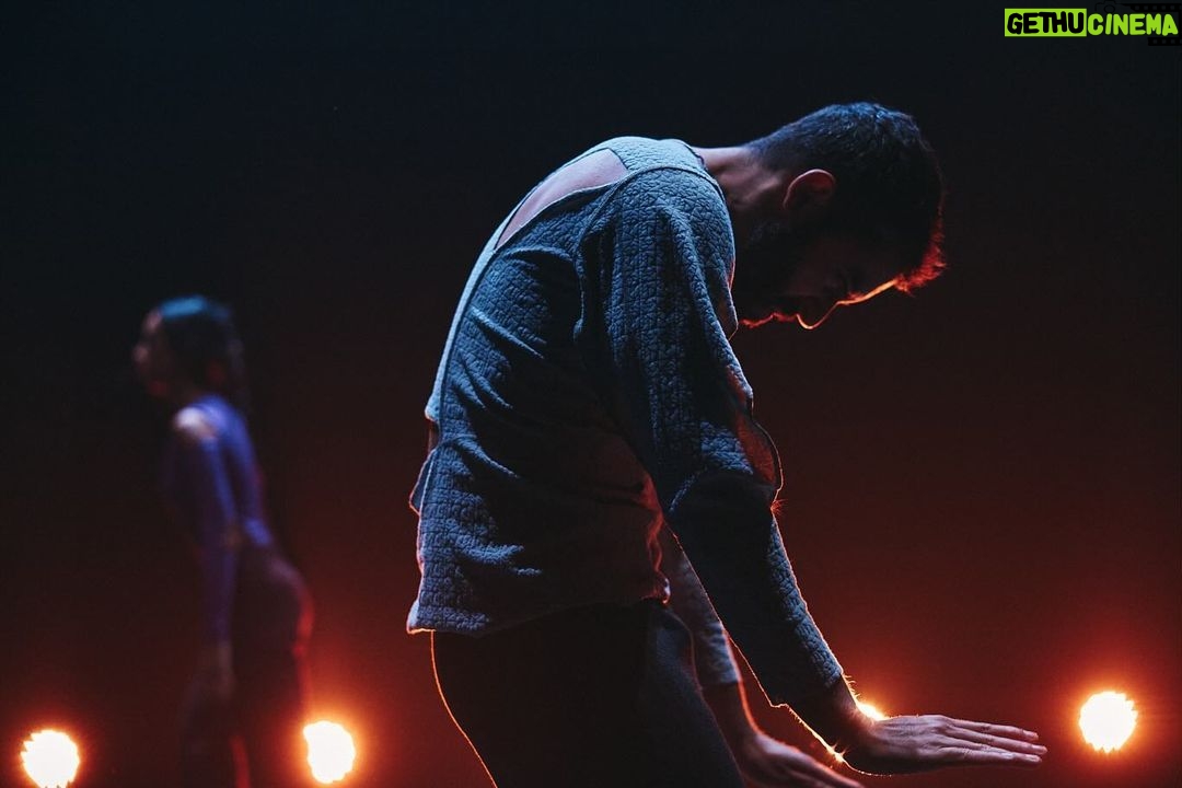 Helena Caldeira Instagram - HOMO SACER Hoje às 18h no Cine Teatro Louletano Fotos : @filipeferreiraphoto Encenação, dramaturgia e texto | Maria Gil e Teresa V. Vaz Criação e interpretação | Afonso Viriato, Helena Caldeira, Kali Musa, Miguel Ponte, Teresa Manjua, Vasco Lello Curadoria teórica e apoio dramatúrgico | Ana Rita Alves Música original | Nuno Preto e Samuel Martins Coelho Sonoplastia | Maria Gil e Teresa V. Vaz Desenho de luz e operação técnica | Manuel Abrantes Espaço cénico | Daniela Cardante Figurinos | Isabel Brissos Direção de produção | Bestiário Apoio à direção de produção | Bruno Esteves Produção executiva | Diana Almeida Vídeo | Rafael Fonseca Fotografia e teaser | Bruno Simão Assessoria de comunicação | Helena Marteleira Coprodução | Casa da Cultura de Ílhavo - 23 Milhas, Teatro Municipal de Bragança, Teatro Nacional D. Maria II, Teatro Viriato Acolhimentos | Cine Teatro Curvo Semedo, Cine Teatro de Elvas, Cine Teatro de Serpa, Mákina de Cena - Festival Contrapeso e Cine Teatro Louletano Residências de coprodução | Casa da Cultura de Ílhavo - 23 Milhas, O Espaço do Tempo, Teatro Viriato Residências | DeVIR CAPa Apoios financeiros | Câmara Municipal de Lisboa | República Portuguesa - Cultura I DGARTES – Direção-Geral das Artes Apoios | Bestiário (editora), CoffeePaste, Gerador, Pólo Cultural das Gaivotas Espetáculo apoiado por Casa da Cultura de Ílhavo - 23 Milhas, Teatro Municipal de Bragança, Teatro Nacional D. Maria II, Teatro Viriato, O Espaço do Tempo, DeVIR CAPa, Câmara Municipal de Lisboa e República Portuguesa - Cultura I DGARTES – Direção-Geral das Artes Loulé