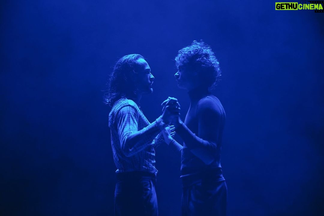 Helena Caldeira Instagram - HOMO SACER Hoje às 18h no Cine Teatro Louletano Fotos : @filipeferreiraphoto Encenação, dramaturgia e texto | Maria Gil e Teresa V. Vaz Criação e interpretação | Afonso Viriato, Helena Caldeira, Kali Musa, Miguel Ponte, Teresa Manjua, Vasco Lello Curadoria teórica e apoio dramatúrgico | Ana Rita Alves Música original | Nuno Preto e Samuel Martins Coelho Sonoplastia | Maria Gil e Teresa V. Vaz Desenho de luz e operação técnica | Manuel Abrantes Espaço cénico | Daniela Cardante Figurinos | Isabel Brissos Direção de produção | Bestiário Apoio à direção de produção | Bruno Esteves Produção executiva | Diana Almeida Vídeo | Rafael Fonseca Fotografia e teaser | Bruno Simão Assessoria de comunicação | Helena Marteleira Coprodução | Casa da Cultura de Ílhavo - 23 Milhas, Teatro Municipal de Bragança, Teatro Nacional D. Maria II, Teatro Viriato Acolhimentos | Cine Teatro Curvo Semedo, Cine Teatro de Elvas, Cine Teatro de Serpa, Mákina de Cena - Festival Contrapeso e Cine Teatro Louletano Residências de coprodução | Casa da Cultura de Ílhavo - 23 Milhas, O Espaço do Tempo, Teatro Viriato Residências | DeVIR CAPa Apoios financeiros | Câmara Municipal de Lisboa | República Portuguesa - Cultura I DGARTES – Direção-Geral das Artes Apoios | Bestiário (editora), CoffeePaste, Gerador, Pólo Cultural das Gaivotas Espetáculo apoiado por Casa da Cultura de Ílhavo - 23 Milhas, Teatro Municipal de Bragança, Teatro Nacional D. Maria II, Teatro Viriato, O Espaço do Tempo, DeVIR CAPa, Câmara Municipal de Lisboa e República Portuguesa - Cultura I DGARTES – Direção-Geral das Artes Loulé