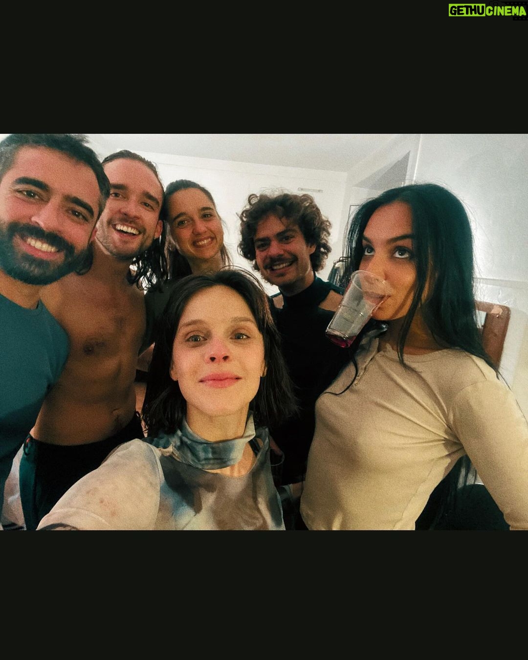 Helena Caldeira Instagram - Da lista dos meus sentimentos preferidos : fazer espetáculos com as bestas e companhia na terra onde cresci. HOMO SACER estreia em Montemor-o-Novo e segue já para Elvas. @bestiario_________ @m.mariagil_ @fonsoviriato @miguelsponte @teresavvaz @vasco_lello2000 @palavras.deitadas.ao.corpo @lovkalimusa @daniela_cardante @bel_dbrissos @diana_almeida92 Manuel Abrantes @andreiamayer HOMO SACER Ficha artística e técnica Encenação, dramaturgia e texto | Maria Gil e Teresa V. Vaz Criação e interpretação | Afonso Viriato, Helena Caldeira, Kali Musa, Miguel Ponte, Teresa Manjua, Vasco Lello Curadoria teórica e apoio dramatúrgico | Ana Rita Alves Música original | Nuno Preto e Samuel Martins Coelho Sonoplastia | Maria Gil e Teresa V. Vaz Desenho de luz e operação técnica | Manuel Abrantes Espaço cénico | Daniela Cardante Figurinos | Isabel Brissos Direção de produção | Bestiário Apoio à direção de produção | Bruno Esteves Produção executiva | Diana Almeida Vídeo | Rafael Fonseca Fotografia e teaser | Bruno Simão Assessoria de comunicação | Helena Marteleira Montemor-O-Novo