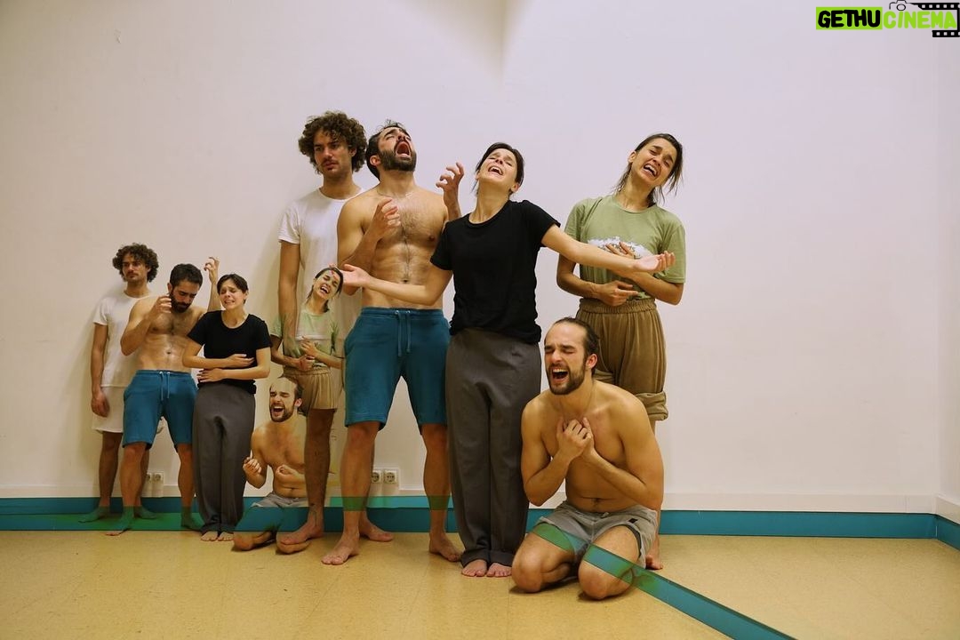 Helena Caldeira Instagram - Espectros industriais. O @filipeferreiraphoto foi a um ensaio do Homo Sacer em que estávamos a fazer experiências e ele juntou-se a nós. HOMO SACER @bestiario_________ @m.mariagil_ Quase a estrear