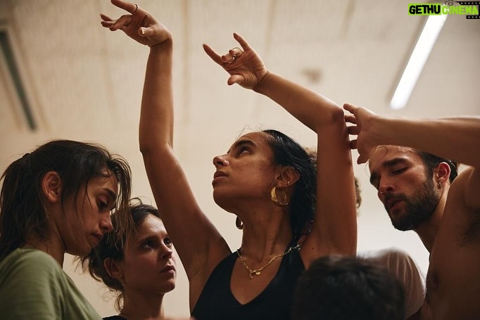 Helena Caldeira Instagram - Espectros industriais. O @filipeferreiraphoto foi a um ensaio do Homo Sacer em que estávamos a fazer experiências e ele juntou-se a nós. HOMO SACER @bestiario_________ @m.mariagil_ Quase a estrear