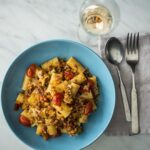 Henri Alén Instagram – Uudenvuoden linssipasta

Italiassa linssipastaa nautitaan uudenvuoden aattona, koska linssien kolikkomaisen muodon uskotaan tuovan vaurautta ja rahaa. No näinä kovien inflaatioiden aikana on kaikki keinot kokeiltava, ja linssit käännettävä. Mutta herkkua tämä on ja resepti suoraan Henkan Italia kirjasta. Hyvää uuttavuotta!
 
500g Ditali tai Rigatoni-pastaa
200g punaisia linssejä
3 viipaletta pekonia (Tai pancettaa jos saatavilla)
1 pieni sipuli
1 varsisellerin varsi
1 porkkana
10 kirsikkatomaattia
2dl valkoviiniä
8dl kasvislientä
3rkl oliiviöljy
1 ruukku leikattua lehtipersiljaa
suolaa ja mustapippuria
tarjoiluun parmesaanijuustoa
 
1. Hienonna pekoni. Kuori ja kuutioi porkkana ja sipuli. Hienonna varsiselleri. Halkaise kirsikkatomaatit. Ruskista pekoni padassa tai kattilassa ja lisää mukaan oliiviöljy sekä pilkotut vihannekset. Jatka kuullottamista muutama minuutti ja lisää mukaan valkoviini. 
2. Anna kiehua viisi minuuttia tai kunnes lähes kaikki viini on haihtunut. Huuhtele linssit kylmän veden alla lisää mukaan. Lisää mukaan myös liemi ja hauduta miedolla lämmöllä 20 minuuttia. 
3. Keitä pasta suolatussa vedessä lähes kypsäksi (siivilöi kaksi minuuttia ennen ohjeissa annettua keittoaikaa. Lisää pastat linssimuhennoksen joukkoon ja mausta suolalla ja pippurilla. Jatka kypsennystä muutama minuutti niin että pasta kypsyy loppuun ja irtoava tärkkelys saostaa kastiketta. Lisää lopuksi mukaan hienonnettu lehtipersilja.
 
Tarjoile pasta raastetun parmesaanijuuston kera.

#uusivuosi #pastaelenticchie #linssipasta #bene #nuovoanno 

Photo by @nicobackstrom