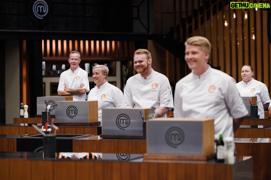 Henri Alén Instagram - Mitähän siellä on🤔 Tänään MasterChef professionalissa tupsahtaa eka mysteeriboxi kokkien eteen. Mikähän se siellä lurkkii? Luvassa on kerroksellisuutta. Enempää ei viitsi paljastaa😊 Tänään klo 20:00 @mtv3suomi tai samointein Katsomosta. Eiköhän pistetä kisa käyntiin! #masterchef #masterchefsuomi #mtv3 #proffat #mysteerimikitin #yllätys! #layered #kokkihommat