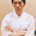 Henri Alén Instagram - Norihito Endo 🇯🇵 Finnjävel 😈 Endo on 37-vuotias Japanilaisen keittiön sushi-mestari. Oppinsa kaveri haki kolmen Michelin-tähden mestarilta Hachiro Mizutanilta, jonka jälkeen vietti viisi vuotta 3 tähden ravintolassa Sushi Saitossa. Nykyään hän pyörittää omaa 12 paikkaista ravintolaa Ebisu Endoa Tokiossa. Tapasin kaverin joskus Japanissa ja nyt luvassa gastronomista tykistystä. Nyt herra nimittäin saapuu kokkaamaan Finnjäveliin menun yhteistyössä meidän kanssa. Seitsemän ruokalajin Finnjävel X Endo -menu (168 €, valittavana juomapaketti 128 €) on tarjolla 25.–28.10. Tästä paljon siistimpää yhteistyötä ei voisi kokki toivoa! Pöytävaraukset: p. 0300 472 340 tai salonki@finnjavel.fi #endo #finnjävel #uniikkia #japan #suomi #chef #collab #restaurantfinnjavel