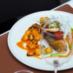 Henri Alén Instagram - Italiaa🇮🇹 En puhu Italiaa hyvin, mutta kokkaan kohtuullisesti. Fiascossa oli menulle pakko raapaista tietenkin metsäsieni-risotto (kuv.2) kun herra käveli ämpärit kourassa sisään täynnä kantarelleja ja mustia torvisieniä. Arborio-riisiä ja 24kk vanhaa parmesaania niin avot! Viime kesänä söin Italiassa elämäni parhaita äyriäisgnoccheja. Loppukesän ne kummitteli mielessä ja nyt pääsivät kuhan kaveriksi pääruoalle. Jotain niin herkullista näissä palleroissa on❤️ Ei muuta kun herkuttelemaan @restaurantfiasco 🙌 #ontryffelii #onsieniä #weloveitaly🇮🇹 #ravintolafiasco #eteläranta16 #heleats #vabene