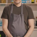 Henri Alén Instagram - Parempi pasta kuuluu kaikille! (Yhteistyössä La Molisanan kanssa) Ilmat kylmenee ja alkaa taas oppa maistumaan. Minestra maritata eli vaalea minestore on yksi perheen lempiherkkuja. Ruokaisa, kevyt ja sutjakkaa kokata isompikin kattilallinen. Ja mitä pastaan tulee on La Molisana priimoista priimointa. Molisen maakunnasta tuleva pasta on vaalea ja karheapintaista kuten parhaat pastat yleensä ovat. Soosit ei luiskahda lautasen pohjalle vaan tarttuvat pastan pintaan. Ditali-mallin pasta sopii hyvin keittoihin ja patoihin, mutta ei tämä resepti onneksi pastan mallista jää kiinni. Minestra maritata: 300g broilerin jauhelihaa 1 sipuli 3 valkosipulinkynttä 2 porkkanaa 2 oksaa varsiselleriä 1 pussi lehtikaalia 1 ltr kanalientä 1 laakerinlehti suolaa ja mustapippuria 1dl raastettua parmesaanijuustoa 0,5dl oliiviöljyä 2dl La Molisana Ditali-pastaa 1 ruukku leikattua lehtipersiljaa Kuori sipuli ja porkkanat. Kuutioi ne. Hienonna varsiselleri sekä valkosipulinkynnet. Ruskista broilerin jauheliha öljyssä ja lisää mukaan hienonnetut kasvikset. Jatka kuullottamista hetki ja lisää mukaan laakerinlehti ja kanaliemi. Hauduta keittoa 10 minuuttia ja lisää mukaan pasta ja revitty lehtikaali. Keitä kunnes pasta kypsää ja mausta suolalla ja pippurilla. Lisää lopuksi mukaan leikattua lehtipersiljaa ja loraus oliiviöljyä. Tarjoile keitto raastetun parmesaanin kera. #minestramaritata #lamolisana #molise #pastahommat #kokkaus #chefslife #weloveitaly #minestrone