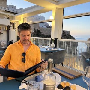 Henri Alén Instagram - Mikä on Italialaisen keittiön salaisuus? 

Nuorena kokkina Italiassa kysyin sopisiko oregano panzanella salaattiin? 
-Ei, jos se sopisi niin sitä oltaisiin laitettu siihen sata vuotta. Näin totesi keittiömestari. 

Italian keittiön tärkein piirre on raaka-aineet ja niiden onnistunut jalustalle nostaminen. Ranskalaisessa keittiössä makuja redusoidaan ja tiivistetään, Italialaisessa keittiössä raaka-aineet loistavat sellaisenaan kun ne ovat. Jos kaikki ei ole tiptop, on annos mennyttä. Yksinkertaisuus täydellisesti toteutettuna ilman krumeluureja. Sitä on Italian keittiö parhaimmillaan ❤️

Jos muuten joskus matkaatte apuliaan, käykää Polignano i mare nimisessä kaupungissa ja ravintola @terrazzemonachile . Ruoka hyvää mutta näkymä taivaallinen. 

#italia #cuisine #chef #ruokahommat