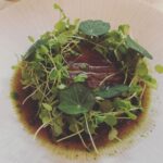 Henri Alén Instagram - @ravintola305 Kävin syömässä toiselle linjalle avautuneessa 305 raflassa jota kipparoi Grönistäkin tuttu kokki Janne Keskevaari. Paikka kutsuu itseään kortteli-bistroksi. Tarjolla on simppeli menu jossa 3 alku, 3 pää ja 3 jälkiruokaa ja niistä koostetut päivän menut. Tästä paikasta tuli vahvasti mieleen Ravintola Demon alkuvuodet. Simppeli käyttöliittymä, helvetin hienosti kokattua ruokaa jossa maistuu se mitä menulla lukee ja viinilista jossa ei ainuttakaan kehnoa viiniä. Ei lipeviä sloganeita, ei mitään päälleliimattua jargonia eikä tippaakaan epävarmuutta seistä oman jutun takana. Erityismaininta salityöskentelystä jossa serviisin rytmi oli loistava ja ravintola toimi kuin sveitsiläinen kello. Jos haluaa taikatemppuja, huomiota ja pasteerausta niin kannattaa suunnata muualle. Mutta jos kovalla ammattitaidolla tehtyä ruokaa ja palvelua niin 305 on todella virkistävä lisäys stadin ravintolakenttään. ⭐️ #305 #raflat #detaljit #bistro #bene #hyvää #freshing #ammattiylpeys #hospitality