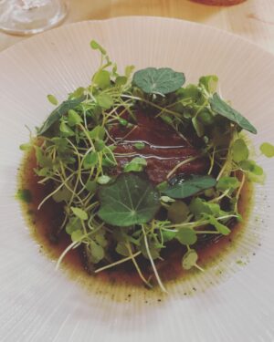 Henri Alén Instagram - @ravintola305 

Kävin syömässä toiselle linjalle avautuneessa 305 raflassa jota kipparoi Grönistäkin tuttu kokki Janne Keskevaari. Paikka kutsuu itseään kortteli-bistroksi. 

Tarjolla on simppeli menu jossa 3 alku, 3 pää ja 3 jälkiruokaa ja niistä koostetut päivän menut. 

Tästä paikasta tuli vahvasti mieleen Ravintola Demon alkuvuodet. Simppeli käyttöliittymä, helvetin hienosti kokattua ruokaa jossa maistuu se mitä menulla lukee ja viinilista jossa ei ainuttakaan kehnoa viiniä. Ei lipeviä sloganeita, ei mitään päälleliimattua jargonia eikä tippaakaan epävarmuutta seistä oman jutun takana. 

Erityismaininta salityöskentelystä jossa serviisin rytmi oli loistava ja ravintola toimi kuin sveitsiläinen kello. 

Jos haluaa taikatemppuja, huomiota ja pasteerausta niin kannattaa suunnata muualle. Mutta jos kovalla ammattitaidolla tehtyä ruokaa ja palvelua niin 305 on todella virkistävä lisäys stadin ravintolakenttään. ⭐️

#305 #raflat #detaljit #bistro #bene #hyvää #freshing #ammattiylpeys #hospitality