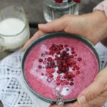 Henri Alén Instagram – Hyvä Suomalaiset🙌
Tein @murubabyfood vispipuuron innoittamana puolukka-omppu mannapuuron. Miksi? No siksi että puolukka on hyvää, terveellistä ja ikuisten mango/banaani soseiden seassa siinä on jotain niin kotoisaa. Vähän mietittiin miten tämä tavara liikkuu hyllyltä mutta yllätykseksi mustikka/puolukka/mustaherukkaa sisältävät ruoat viedään käsistä pikkuisten hyppysiin😊. Ja siitähän kokille hyvä fiilis tulee. Menkää metsään napsimaan puolukoita, ja jos ette pääse niin napsikaa Muru Babya. Sopii vauvasta vaarille, ja kaikelle siltä väliltä😊.
#murubaby #puurotime #puolukka #ihanuutta #pehmeää #herkkua #babyfood #mannaataivaasta
