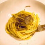 Henri Alén Instagram – Tarrrrtufo!
Kukaan teistä ei arvaa mitä ens viikolla tulee @restaurantfiasco menulle?
Vinkki: Sitä on mustaa ja valkoista, asuu maan uumenissa. Sitä syödessä ei voi murehtia. Se naurattaa.
#vihdoin #season #syksyalkaa #tubermelanosporum #tuberaestivum #tubermagnatumpico