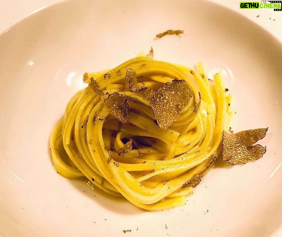 Henri Alén Instagram - Tarrrrtufo! Kukaan teistä ei arvaa mitä ens viikolla tulee @restaurantfiasco menulle? Vinkki: Sitä on mustaa ja valkoista, asuu maan uumenissa. Sitä syödessä ei voi murehtia. Se naurattaa. #vihdoin #season #syksyalkaa #tubermelanosporum #tuberaestivum #tubermagnatumpico