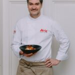 Henri Alén Instagram – Joulukanaa juhlapöytään!
 
(Mainos @atriasuomi)
 
Pienemmälle pesueelle joulupöytään tuo juhlallisuutta jouluinen kana. Joko kokonaisena uunissa paahdettuna tai vähän viilatummin kuten itse kokkasin kavereiden kanssa Atrian tilaisuudessa pari viikkoa sitten. Maustemaailmasta löytyy muun muassa appelsiininkuorta, omenaa ja ripaus rakuunaa. Paistuessaan tupaan tulvahtaa tuoksu joka takuulla houkuttelee joulupukin piipunhormista sisään. Tässä kanan resepti, ja lisää tarinaa tuolla storyjen puolella!

📷 Koko Hela resepti löytyy myös linkistä BIO:ssa

 
Paistettua joulukanaa ja kermaista kastiketta: 
 
1-2 kokonaista joulukanaa
 
Leikkaa kanoista koivet irti ja paloittele ne koipiin ja reisiin rintafileet rangoista. Laita lihat uunipellille ja paista kypsäksi 170°C:ssa noin 35 minuuttia.
 
Kastike:
 
Kanojen rangat
Noin 1ltr vettä
3 shalottisipulia
2 kuorittua valkosipulinkynttä
2 dl valkoviiniä
1 laakerinlehti
1 dl kuohukermaa
100 g kylmää voita
tilkka kasviöljyä
suolaa ja pippuria
 
Paloittele rangat ja laita kylmään veteen. Tuo kiehumispisteeseen ja kuori pinnalle muodostuvaa vaahtoa. Anna rankojen poreilla 30 minuuttia ja siivilöi liemi puhtaaseen kattilaan. Keitä lientä kasaan, kunnes jäljellä on puolet liemestä.
 
Kuori ja hienonna shalottisipulit. Laita ne kattilaan valkoviinin ja laakerinlehden kera. Keitä viini noin puoleen ja lisää mukaan kanaliemi sekä kerma. Jatka keittämistä 10 minuuttia. Siivilöi puhtaaseen kattilaan. Vispaa voi mukaan lopussa pieninä paloina ja mausta kastike suolalla sekä pippurilla.

#atriasuomi #joulukana #joulu #kannoo #kivatjutut #christmas #chicken