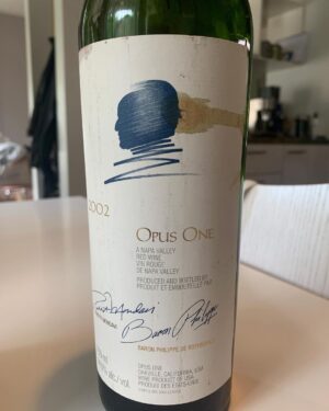 Henri Alén Instagram - Opus One

Vaimon synttäreiden kunniaksi tuli kokattua peuranpaistia ja avattua 2005 ostettu Opus One. Nuorena kokkina tämä viini edusti itselle progressiivisuutta ja tykkäsin sen ideasta. Amerikkalainen Robert Mondavi ja Ranskalainen Baron Philippe de Rothschild kimpassa tämän vineton pyöräyttivät ja näin uuden sekä vanhan viinimaiden kulttuurit löivät kättä yhteen. 

Viini oli Kaliforniasta tuttua vahvaa tammea ja kypsää hedelmää mutta silti Ranskalaisen Bordeauxin herkkyyttä löytyi. Kokattu peura jäi inasen jalkoihin mutta paistetut kantarellit toivat viinistä esiin sen parhaat puolet. 

Kannatti hillota kaapissa, ja ennenkaikkea isot onnittelut vaimolle synttäreiden johdosta❤️.

#opusone #dinnerson #fest #wines #himas #kotona #chef #californianwines🍷❤️