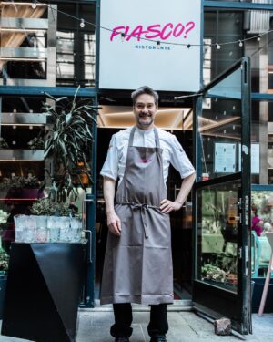 Henri Alén Instagram - Mitä tässä kelaan? 

No ainakin sitä että tryffelit alkavat kypsymään kuukauden päästä, joulukuvastot tulee kohta ja kuinka helppoa on kokkaaminen loppukesästä. Koirakin melkein osaa sienestää ja herkkutatit tupsahtelee maasta. 

Aikalailla täydellistä notta sanoisin! 

#notta #perfetto #kesä #chefslife #kokkaamisenilo #backtowork #teretulemast