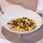 Henri Alén Instagram – Cacio e pepe risotto 🇮🇹

Tuhtiin risottoon sopii hyvin kunnon tujaus paahdettua ja murskattua mustapippuria. Päälle vielä guancialea ja vähän hyydytettyä keltuaista. Nyt @restaurantfiasco listalla. Tässä joulupuurossa mantelina toimii maku, ja sen löytää kaikki🙌.

#risottolove #cacioepepe #fiasco #ristorantefiasco #helsinki #joulupuuro #bene