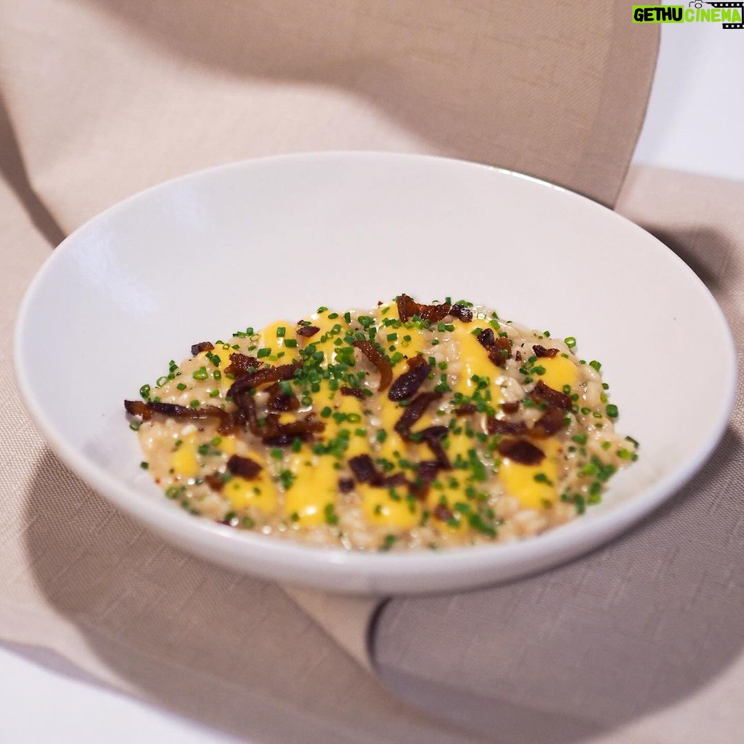 Henri Alén Instagram - Cacio e pepe risotto 🇮🇹 Tuhtiin risottoon sopii hyvin kunnon tujaus paahdettua ja murskattua mustapippuria. Päälle vielä guancialea ja vähän hyydytettyä keltuaista. Nyt @restaurantfiasco listalla. Tässä joulupuurossa mantelina toimii maku, ja sen löytää kaikki🙌. #risottolove #cacioepepe #fiasco #ristorantefiasco #helsinki #joulupuuro #bene
