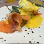 Henri Alén Instagram - Keikkumassa 🦮+⛴️ Selja pääsi Ruotsiin kun käytiin risteilyllä @finnlinessuomi uudella botskilla. Oli kyllä hulppeat fasiliteetit ja ruoka maistui. Spa osasto oli siisti ja pieni koirapuisto kruunasi reissun. Jos karvakaverin kanssa matkustaa niin lämmin suositus. Paras fiilis jäi hyvästä palvelusta kansimiehestä tarjoilijaan. Kaikkialla jaksoi hymy näkyä😊. #finnlines #reissu #ristely #finnsirius #kappelskär #naantali #jees