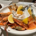 Henri Alén Instagram - Keikkumassa 🦮+⛴️ Selja pääsi Ruotsiin kun käytiin risteilyllä @finnlinessuomi uudella botskilla. Oli kyllä hulppeat fasiliteetit ja ruoka maistui. Spa osasto oli siisti ja pieni koirapuisto kruunasi reissun. Jos karvakaverin kanssa matkustaa niin lämmin suositus. Paras fiilis jäi hyvästä palvelusta kansimiehestä tarjoilijaan. Kaikkialla jaksoi hymy näkyä😊. #finnlines #reissu #ristely #finnsirius #kappelskär #naantali #jees