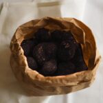 Henri Alén Instagram - Tryffeliä🙌 @restaurantfiasco legendaarinen tryffeli-iloittelu on taas potkaistu käyntiin. Musta kulta on nyt kypsää tarjoiltavaksi. Ja kyllä sitä sitten höylätäänkin oikein urakalla. Tryffelimenussa on nyt kampasimpukkaa castelluccio-linssien kanssa, tryffelipastaa ja pääruokana täytettyä viiristä mustan kullan kera. Siitä sitten lasketellaan tryffeli-jäätelön kautta mustikka-ricotta bavaroisen kautta kohti grappa-kärryä. Tuu syömään ja ihmettelemään mitä ihanuutta se maa meille antaa🇮🇹 #tryffeli #fiasco? #ristorantefiasco? #eteläranta16 #bene #mustaakultaa #kokkihommat