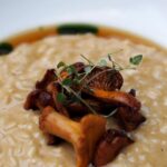 Henri Alén Instagram - Italiaa🇮🇹 En puhu Italiaa hyvin, mutta kokkaan kohtuullisesti. Fiascossa oli menulle pakko raapaista tietenkin metsäsieni-risotto (kuv.2) kun herra käveli ämpärit kourassa sisään täynnä kantarelleja ja mustia torvisieniä. Arborio-riisiä ja 24kk vanhaa parmesaania niin avot! Viime kesänä söin Italiassa elämäni parhaita äyriäisgnoccheja. Loppukesän ne kummitteli mielessä ja nyt pääsivät kuhan kaveriksi pääruoalle. Jotain niin herkullista näissä palleroissa on❤️ Ei muuta kun herkuttelemaan @restaurantfiasco 🙌 #ontryffelii #onsieniä #weloveitaly🇮🇹 #ravintolafiasco #eteläranta16 #heleats #vabene