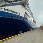 Henri Alén Instagram - Go Finnlines ⛴️⚓️ Naantaliin on juuri seilannut paatti lastattuna herkuilla, siistillä miljööllä ja pikku koirapuistolla! Pari vuotta sitten @finnlinessuomi otti yhteyttä ja pyysi jeesiä ruokatuotteen kanssa. Sitä on nyt reilu vuosi veivattu, mietitty ja suunniteltu ja vihdoin pääsette kokeilemaan uutta laivaa reitillä Naantali-Kappelskär. Laivan konsepti on suunnattu toki rahdille mutta myös rauhassa nautiskelijoille. Jos raju bilelaiva ei puhuttele niin tässä perfetto paikka nauttia merestä. Ja mikä hauskaa niin vaikka luppakorvan kanssa😊. Eikun kipparihattu päähän ja seilaa🙌 #finnlines #botski #sailor #merellä #aikuistenoikeasti #nautiskeluun #finnsirius