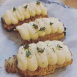 Henri Alén Instagram - @ravintola305 Kävin syömässä toiselle linjalle avautuneessa 305 raflassa jota kipparoi Grönistäkin tuttu kokki Janne Keskevaari. Paikka kutsuu itseään kortteli-bistroksi. Tarjolla on simppeli menu jossa 3 alku, 3 pää ja 3 jälkiruokaa ja niistä koostetut päivän menut. Tästä paikasta tuli vahvasti mieleen Ravintola Demon alkuvuodet. Simppeli käyttöliittymä, helvetin hienosti kokattua ruokaa jossa maistuu se mitä menulla lukee ja viinilista jossa ei ainuttakaan kehnoa viiniä. Ei lipeviä sloganeita, ei mitään päälleliimattua jargonia eikä tippaakaan epävarmuutta seistä oman jutun takana. Erityismaininta salityöskentelystä jossa serviisin rytmi oli loistava ja ravintola toimi kuin sveitsiläinen kello. Jos haluaa taikatemppuja, huomiota ja pasteerausta niin kannattaa suunnata muualle. Mutta jos kovalla ammattitaidolla tehtyä ruokaa ja palvelua niin 305 on todella virkistävä lisäys stadin ravintolakenttään. ⭐️ #305 #raflat #detaljit #bistro #bene #hyvää #freshing #ammattiylpeys #hospitality