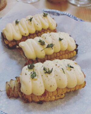 Henri Alén Instagram - @ravintola305 

Kävin syömässä toiselle linjalle avautuneessa 305 raflassa jota kipparoi Grönistäkin tuttu kokki Janne Keskevaari. Paikka kutsuu itseään kortteli-bistroksi. 

Tarjolla on simppeli menu jossa 3 alku, 3 pää ja 3 jälkiruokaa ja niistä koostetut päivän menut. 

Tästä paikasta tuli vahvasti mieleen Ravintola Demon alkuvuodet. Simppeli käyttöliittymä, helvetin hienosti kokattua ruokaa jossa maistuu se mitä menulla lukee ja viinilista jossa ei ainuttakaan kehnoa viiniä. Ei lipeviä sloganeita, ei mitään päälleliimattua jargonia eikä tippaakaan epävarmuutta seistä oman jutun takana. 

Erityismaininta salityöskentelystä jossa serviisin rytmi oli loistava ja ravintola toimi kuin sveitsiläinen kello. 

Jos haluaa taikatemppuja, huomiota ja pasteerausta niin kannattaa suunnata muualle. Mutta jos kovalla ammattitaidolla tehtyä ruokaa ja palvelua niin 305 on todella virkistävä lisäys stadin ravintolakenttään. ⭐️

#305 #raflat #detaljit #bistro #bene #hyvää #freshing #ammattiylpeys #hospitality