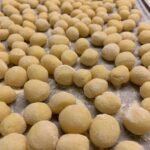 Henri Alén Instagram – Möttöne?
Ens viikolla vaihtuu Fiascossa menu, ja inasen käsityötä vaatii mutta sen arvoista. Spesiaali pastaksi tulee paahdetulla zucchinilla ja vuohenjuustolla täytetty…? Möttönen. Yritän vielä miettiä mikä tämän muodon virallinen nimi on🤔.
Pääruoalle tulee lisukkeeksi pieniä gnoccheja eli gnocchetteja. Tähän törmäsin viime kesänä Abruzzossa @trabocco_puntaisolata jossa tarjottiin niitä merirapu tartarin kera.
Ja kyllä. Tryffelipasta on bäck⭐️.
@restaurantfiasco
#vabene #menuhommia #möttönen #pasta #gnocchi #chefslife #fiasco? #italy