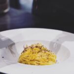 Henri Alén Instagram – Tarrrrtufo!
Kukaan teistä ei arvaa mitä ens viikolla tulee @restaurantfiasco menulle?
Vinkki: Sitä on mustaa ja valkoista, asuu maan uumenissa. Sitä syödessä ei voi murehtia. Se naurattaa.
#vihdoin #season #syksyalkaa #tubermelanosporum #tuberaestivum #tubermagnatumpico