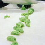 Henri Alén Instagram – Gnocchi❤️
Mikä on parempi paikka turista päivän polttavat puheenaiheet kun gnocchien äärellä. Paljon käsityötä jokaista pientä palleroa kohtaan, mutta sen tuntee sitten suussa. Pehmeä, kuohkea ja tuore gnocchi on parasta. Ja tietysti puikula perunasta.
@restaurantfiasco , etelärannan pikku Italia❤️
#teamwork #gnocchi #fiasco? #pasta #bene #Helsinki #weloveitaly #handmade