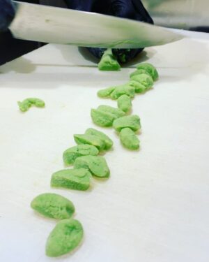 Henri Alén Instagram - Gnocchi❤️

Mikä on parempi paikka turista päivän polttavat puheenaiheet kun gnocchien äärellä. Paljon käsityötä jokaista pientä palleroa kohtaan, mutta sen tuntee sitten suussa. Pehmeä, kuohkea ja tuore gnocchi on parasta. Ja tietysti puikula perunasta. 

@restaurantfiasco , etelärannan pikku Italia❤️

#teamwork #gnocchi #fiasco? #pasta #bene #Helsinki #weloveitaly #handmade