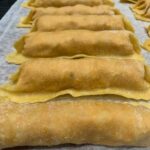 Henri Alén Instagram – Pasta tekee onnelliseksi 🍝

Tähän tulokseen tuli professori Vincenzo Russo tutkimuksessaan IULM-yliopistosta. Tämän nyt olisi voinut todeta ilman tutkimustakin koska pasta nyt vaan on ihanaa valmistaa ja syödä. 

@restaurantfiasco nyt menulla kolme kovaa pasta-soturia. Kani cannelonit jotka täytetty pehmeällä kani-ragoutilla, pieniä käsintehtyjä gnoccheja lisukkeena pääruoalle ja tietenkin tryffelipastaa Marco Giancosan valmistasta pastasta Piemontesta. 

Nyt rullaten kohti loppuviikkoa pastakone laulaen 🎷!

#fiasco #pasta #canneloni #primi #tartufo #eat #joy #pastamaking #gnocchi #vabene