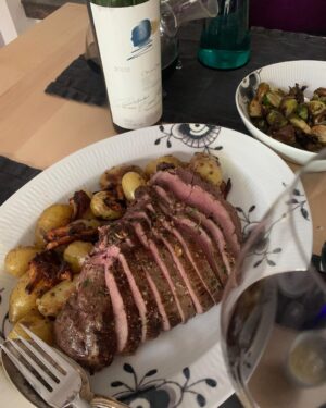 Henri Alén Instagram - Opus One

Vaimon synttäreiden kunniaksi tuli kokattua peuranpaistia ja avattua 2005 ostettu Opus One. Nuorena kokkina tämä viini edusti itselle progressiivisuutta ja tykkäsin sen ideasta. Amerikkalainen Robert Mondavi ja Ranskalainen Baron Philippe de Rothschild kimpassa tämän vineton pyöräyttivät ja näin uuden sekä vanhan viinimaiden kulttuurit löivät kättä yhteen. 

Viini oli Kaliforniasta tuttua vahvaa tammea ja kypsää hedelmää mutta silti Ranskalaisen Bordeauxin herkkyyttä löytyi. Kokattu peura jäi inasen jalkoihin mutta paistetut kantarellit toivat viinistä esiin sen parhaat puolet. 

Kannatti hillota kaapissa, ja ennenkaikkea isot onnittelut vaimolle synttäreiden johdosta❤️.

#opusone #dinnerson #fest #wines #himas #kotona #chef #californianwines🍷❤️