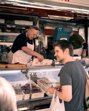 Henri Alén Instagram - Kiitos loma! 

Loma tuli tarpeeseen ja nyt taas on virtaa kintaassa käydä syssyn kimppuun. @restaurantfiasco menee Flowhun josta tulee hauskaa, kirja on melkein valmis ja konsulttihommat @finnlinessuomi pääsee näkemään ihan lautasella kun paatit matkalla kohti Suomea. Varausjärjestelmä Prego etenee junan lailla ja @murubabyfood kasvattaa kaupoissa hurjasti valikoimia pitkän työn tuloksena. 

Tryffeli-sesonkikin alkaa kuukauden päästä ja Selja kävelee! Elämä on aikas mallillaan😊.

#kokkihommat #loma #kiitos #takaisinkokkaa #kivakesä #positiivisesti #mutkatsuoriksi