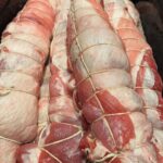 Henri Alén Instagram – Agnello porchettato

Pienet narusulkeet ja karitsankylkirullat pääsee kohta uuniin. Sisällä hieman jauhettua karitsaa ja tryffeliä. Kevyt sipaisu konjakilla ja uuniin hautumaan yön yli. @restaurantfiasco huomenna uusi menu kuorrutettuna kaikella mahdollisilla herkuilla Siika al Saorista Baba Napoletanaan. Lets herkutellaan joulua kohti!

#porchetta #fiasco? #vabene #joulu #parastaaikaa #weloveitaly #joulumenu #nouplaatikkos