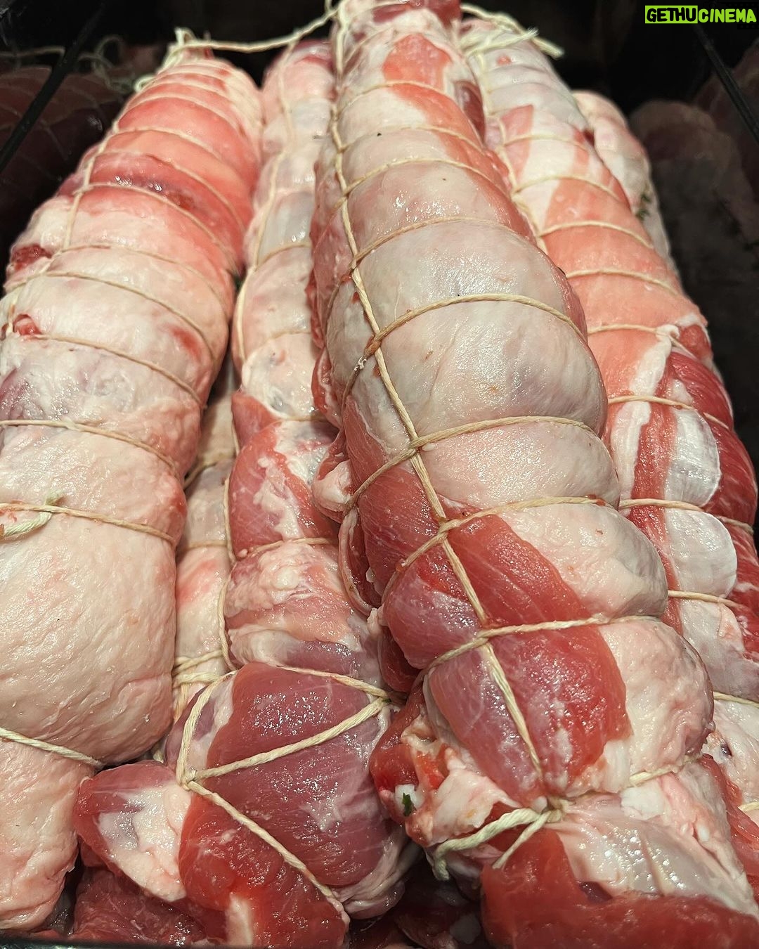 Henri Alén Instagram - Agnello porchettato Pienet narusulkeet ja karitsankylkirullat pääsee kohta uuniin. Sisällä hieman jauhettua karitsaa ja tryffeliä. Kevyt sipaisu konjakilla ja uuniin hautumaan yön yli. @restaurantfiasco huomenna uusi menu kuorrutettuna kaikella mahdollisilla herkuilla Siika al Saorista Baba Napoletanaan. Lets herkutellaan joulua kohti! #porchetta #fiasco? #vabene #joulu #parastaaikaa #weloveitaly #joulumenu #nouplaatikkos