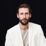 Henri Alén Instagram – Miksi Fiasco? 

Miksi @restaurantfiasco nimi on Fiasco? 

Tätä minulta ja henkilökunnalta kysytään alvariinsa🤔.

Tarina nimen takana menee näin:

Covid sulkujen aikaan istuttiin huoltoasemalla kahvilla @pekkastrang kanssa, koska aikaa oli. Kerroin Pekalle että hotsittaisi tehdä Italialainen ravintola mutta en tiedä puhuttelisiko se kansaa vai tulisiko siitä täysi pannukakku? 

Pekka sanoi että mietippä mitä pahimmillaan siitä voi koitua? Teatteripiireissä kun homma menee lavalla pieleen niin se on Fiasco, ei sen vakavampaa. 

Kiitin Pekkaa ja pistin siltä istumalta logon suunnittelun eteenpäin ja pastan keitto korit tilaukseen. Kysymysmerkin logoon lisäsin jotta nimi ei olisi enne vaan kysymys. 

Että kiitos vaan Pekka kahveista! 

#pekka #fiasco?