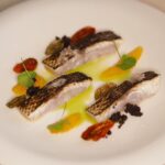 Henri Alén Instagram – Raakaa ja sitrusta💫

Siikaa crudo kevyesti paahdettuna, sitrushedelmää ja oliiviöljyä. @restaurantfiasco menun alkuruoka nyt listalla. Pieni paahteisuus tuo ryhtiä siikaan ja sitrushedelmät hyvää happamuutta. Oliiviöljynä Materia Prima jossa vieno ruohoinen vehreä aromi. Ei liikaa, vaan juuri sopiva piccante loraus😊.

Nyt essu eteen ja iltaa kohti! 

#crudo #fiasco #kokkihommat #alkueväät #italy #hyvätjutut #chefslife