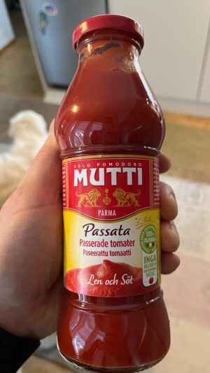 Henri Alén Instagram - Raakana uuniin mars!

Pitkään tehnyt mieli testata pastareseptiä jossa kaikki raaka-aineet kypsennetään suoraan uunissa ilman soosien esikeittelyä tai muuta säätöä. Kypsäksi toki kaiken saa, mutta niin että myös pastan rakenne olisi optimaalinen, ei ylikypsä. Keskimäärin pasta sitoo nestettä 75% omasta painostaan olematta täysin mössöä. Sitten valitsin soosiksi Passatan joka ei vaadi esikeittämistä tai redusoimista makean maun esiin tuomiseksi. Lisäksi sileä rakenne auttaa nopeaan soosin muodostumiseen. 

Tämä nyt vähän tieteellisen hömpän lopputulos. Ei täydellinen läheskään mutta oman elämän pastaseikkailijat kokeilkaa. Huom. Tämä ei ole kun kaksi kertaa testattu metodi.

Lihapullat:
0,7dl korppujauhoja
1dl mietoa lihalientä
400g sika/nauta jauhelihaa
1,5tl suolaa
0,5tl kuivattua oreganoa
0,5tl savustettua paprikaa
mustapippuria

Liota korppujauho lihaliemessä. Lisää muut ainekset ja sekoita varovasti keskenään. Pyöritä pyöryköiksi syvään öljyttyyn uunivuokaan. 

150 g Gnocchi-pastaa (Ditali olisi parasta varmasti...)
1 pullo Mutti-passataa (400g)
2 dl vettä jolla huuhdellaan pullosta kaikki mukaan
1tl suolaa
2dl raastettua mozzarellajuustoa

Laita uuni lämpiämään 190C. Lisää pasta vuokaan ja kaada päälle passata. Laita suola pulloon ja lisää vesi. Sheikkaa ja kaada mukaan vuokaan. Yritä saada kaikki pasta nesteen alle. Ripottele päälle juustoraaste.

Paista uunissa tasan 40 minuuttia. Laita uuni pois päältä ja anna levätä 15 minuuttia uunissa. Katso mitä sait aikaan.

#pasta #raw #testing #kotikokkaus #passata #bene? #sunnuntairuokaa