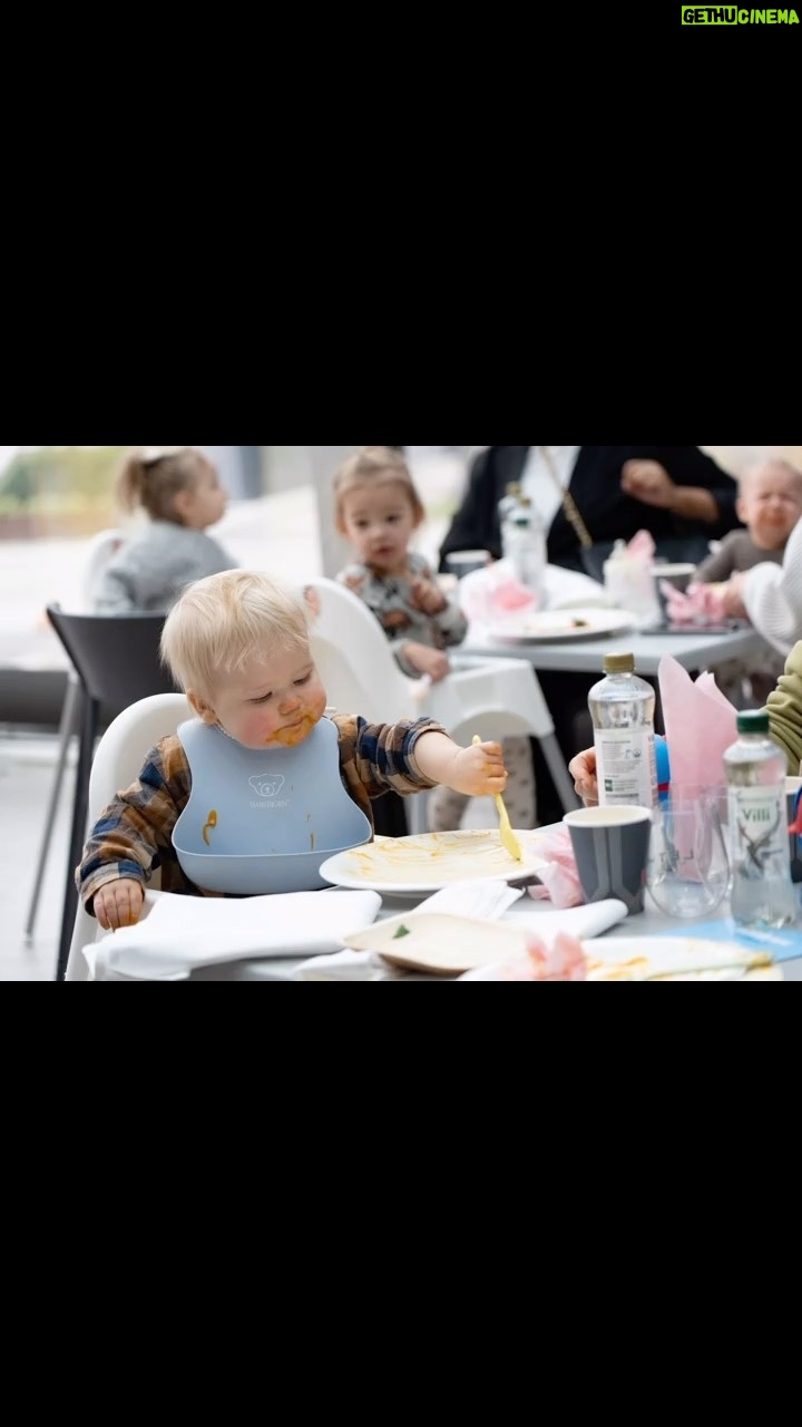 Henri Alén Instagram - Kova ralli😊 Ekat serviisit hoidettu @murubabyfood vauvojen pop-up ravintolassa. Palaute oli välitöntä ja meteliäkin oli sopivasti💪🏻. Pakko sanoa että oli kyllä hauskaa niin kyökissä kuin salinkin puolella. Ruoka maistui ja taisi joku osata vanhan kunnon lusikka lingon kanapadalla👶🏻. Huomenna taas jatketaan ja tehdään isot ja pikkuset onnellisiksi🤌🏻. #murubaby #folkfinland #redi #vauvojenravintola #popup #kolmetuttia #evästä #pikkuherkkusuut