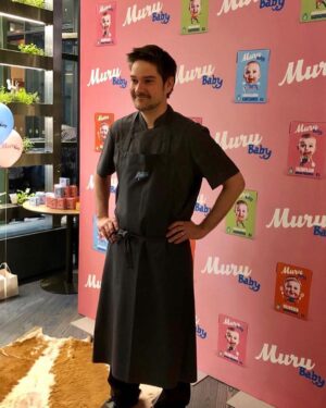 Henri Alén Instagram - Sold out.

Ensiviikolla tempaistava Muru-baby vauvojen ravintola pop-up möi loppuun vajaassa päivässä, ja nyt pistetään parempaa pötyä pöytään😊. 

Menu:

🥦 Ranskalaista kasvispataa rapeuden kukkakaalirinkulouden kera
👶🏻👶🏻👶🏻
🐤 Kanaa ja bataattia A'la Muru
👶🏻👶🏻👶🏻
Mansikka-pannacottaa ja
Puolukkavaahtoa

Aikuisille:
Sämpylä ja kahvi

Saa nähdä millainen show tulee kun pikku herkkusuut valtaa ravintolan @redihelsinki  14-16.11

#murubaby #vauvat #herkkusuut #hyvämieli #redi #letscook #kokkaus #babies
