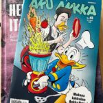 Henri Alén Instagram - Suurin kunnia mitä on😀 Tulevalla viikolla julkaistaan @akuankka jossa Aku on todellisessa kiipelissä kyökissä ja apuun tulee tutun oloinen kokki. Kun kysyttiin sopisiko minulle olla mukana seikkailemassa Akkarissa, oli vastaus aika helppo. Piirroksista vastaa Fernando Güell ja kyllähän tuo kansikuvapoika komia on! Ujutin teksteihin muutaman hauskan viittauksen tuttuihin joten joku kotimainen muukin kokki siellä vilahtaa nimeltä. Mutta kuka? #akuankka #kansikuvapoju #akkari #kokkihommat #ankkahelen #melkonensotku #ankkalinnalife