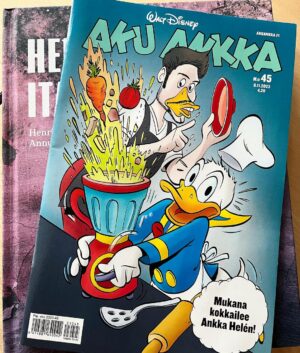 Henri Alén Instagram - Suurin kunnia mitä on😀

Tulevalla viikolla julkaistaan @akuankka jossa Aku on todellisessa kiipelissä kyökissä ja apuun tulee tutun oloinen kokki. 

Kun kysyttiin sopisiko minulle olla mukana seikkailemassa Akkarissa, oli vastaus aika helppo. Piirroksista vastaa Fernando Güell ja kyllähän tuo kansikuvapoika komia on! 

Ujutin teksteihin muutaman hauskan viittauksen tuttuihin joten joku kotimainen muukin kokki siellä vilahtaa nimeltä. Mutta kuka? 

#akuankka #kansikuvapoju #akkari #kokkihommat #ankkahelen #melkonensotku #ankkalinnalife