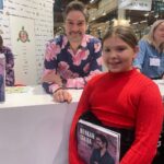 Henri Alén Instagram – Kirjamessut shöy! 

Olipa kiva käydä kirjamessuilla kokkailemassa ja tapaamassa tuttuja. Kuvassa poseeraan lemppari pikku-kokki Ia:n kanssa joka oli juuri käynyt pistämään @glorianruokajaviini lehden kestotilaukseen itsellensä. Tuleva huippu herkkusuu😄.

Omat kirjat loppuivat ReadMe:n ja Akateemisen osastolta ennenkuin signeeraus edes pääsi kunnolla käyntiin, mutta painokone vaan käyntiin👍. Siisteintä oli silti olla todistamassa kuinka paljon faneja painetulla kirjallisuudella on. Ihanan paljon❤️.

Mukavat maanantait kaikille! 

#kirjamessut2023 #henkanitalia #cookbooks #opus #kivapaita #italy