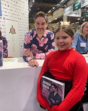 Henri Alén Instagram - Kirjamessut shöy! 

Olipa kiva käydä kirjamessuilla kokkailemassa ja tapaamassa tuttuja. Kuvassa poseeraan lemppari pikku-kokki Ia:n kanssa joka oli juuri käynyt pistämään @glorianruokajaviini lehden kestotilaukseen itsellensä. Tuleva huippu herkkusuu😄.

Omat kirjat loppuivat ReadMe:n ja Akateemisen osastolta ennenkuin signeeraus edes pääsi kunnolla käyntiin, mutta painokone vaan käyntiin👍. Siisteintä oli silti olla todistamassa kuinka paljon faneja painetulla kirjallisuudella on. Ihanan paljon❤️.

Mukavat maanantait kaikille! 

#kirjamessut2023 #henkanitalia #cookbooks #opus #kivapaita #italy