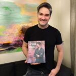 Henri Alén Instagram – Kirjamessuille! 

Sunnuntaina käväisen kirjamessuilla ja kokkaan kirjastani jonkun herkun klo 15:00 näytöskeittiössä. Siitä sitten signeeraamaan @readme.fi osastolle noin klo 16:00 ja @akateeminenkirjakauppa 16:30. 

Tule moikkaamaan ja turisemaan jos näet messu hulinassa. Kuvan 2 kirjoittaja-muusani ei valitettavasti pääse paikalle. 

Nähään! 

#kirjamessut #henkanitalia #cookbook #bene #ruokakirjat #readme #reseptiäpukkaa