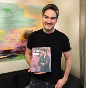 Henri Alén Instagram - Kirjamessuille! 

Sunnuntaina käväisen kirjamessuilla ja kokkaan kirjastani jonkun herkun klo 15:00 näytöskeittiössä. Siitä sitten signeeraamaan @readme.fi osastolle noin klo 16:00 ja @akateeminenkirjakauppa 16:30. 

Tule moikkaamaan ja turisemaan jos näet messu hulinassa. Kuvan 2 kirjoittaja-muusani ei valitettavasti pääse paikalle. 

Nähään! 

#kirjamessut #henkanitalia #cookbook #bene #ruokakirjat #readme #reseptiäpukkaa