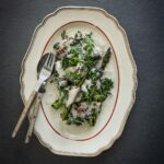 Henri Alén Instagram – Vihanneksia Tonnato

Tämä resepti on uudessa opuksessani. Kuohkea tonnato-kastike sopii muullekin kuin vasikalle. Suomessa ei teuraaksi edes vasikkaa kasvateta, ja itse sitä en mielelläni käytä vaikka super-herkullista onkin. Yhtä hyvän version saa aikaan keitetystä naudankielestä. 

Tonnato-kastike ei ole tonnikala-majoneesi. Sen tulee olla kuohkea ja pehmeä. Makua siihen lisää muutama sardellifilee, sitruuna ja kapris. 

Esimerkiksi paahdettujen vihreiden vihannesten kanssa syntyy erittäin toppen alkuruoka🤌🏻

Lets tonnato! 

Kuva @nicobackstrom 

#henkanitalia #kirja #book #tonnato #tuna #bene #hyvääevästä